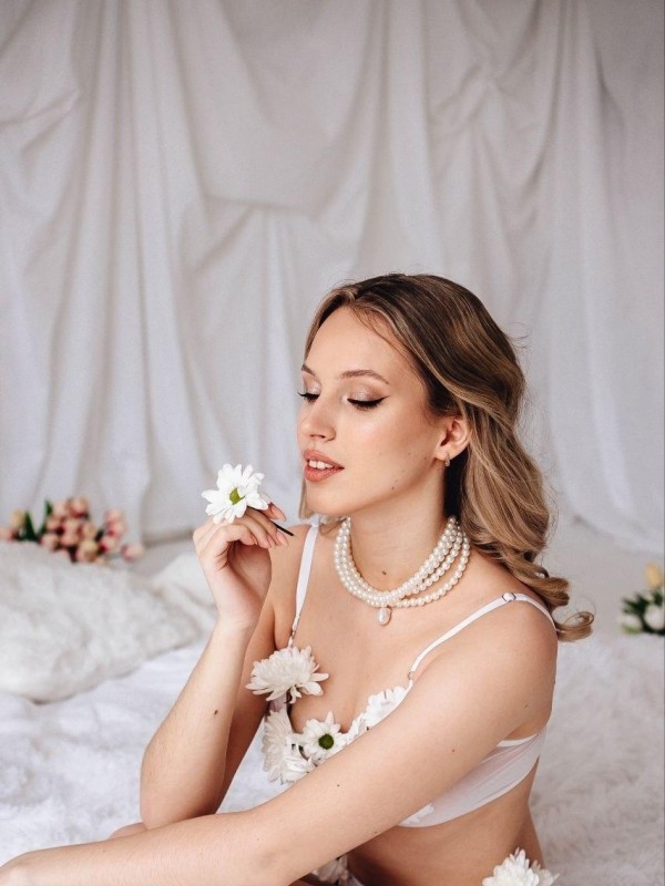 Аня привлекательная девушка из Таштагол цена от 7000 руб